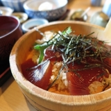郷土料理｜カツオ・薬味・酢飯のお手軽料理「カツオのてこね寿司」 (三重県)